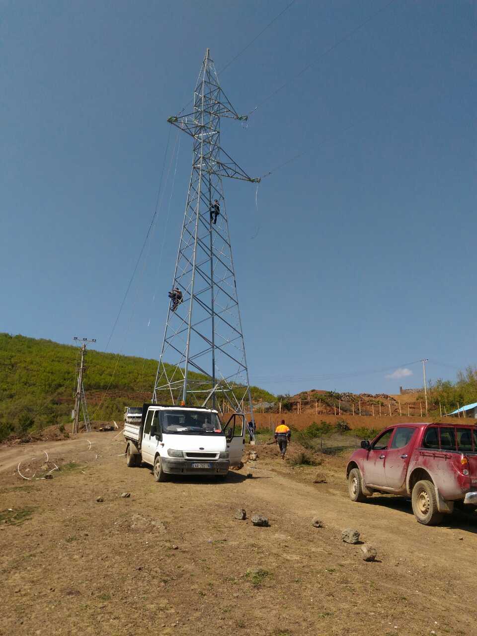 Ndërtimi i linjës 10 kv, që kryqezohet me liqenin