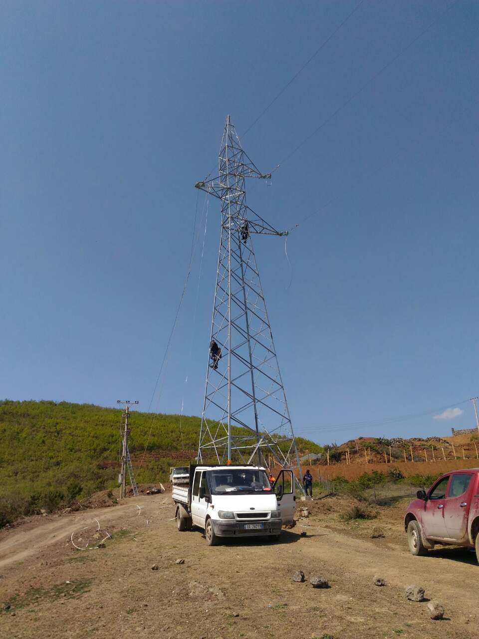 Ndërtimi i linjës 10 kv, që kryqezohet me liqenin