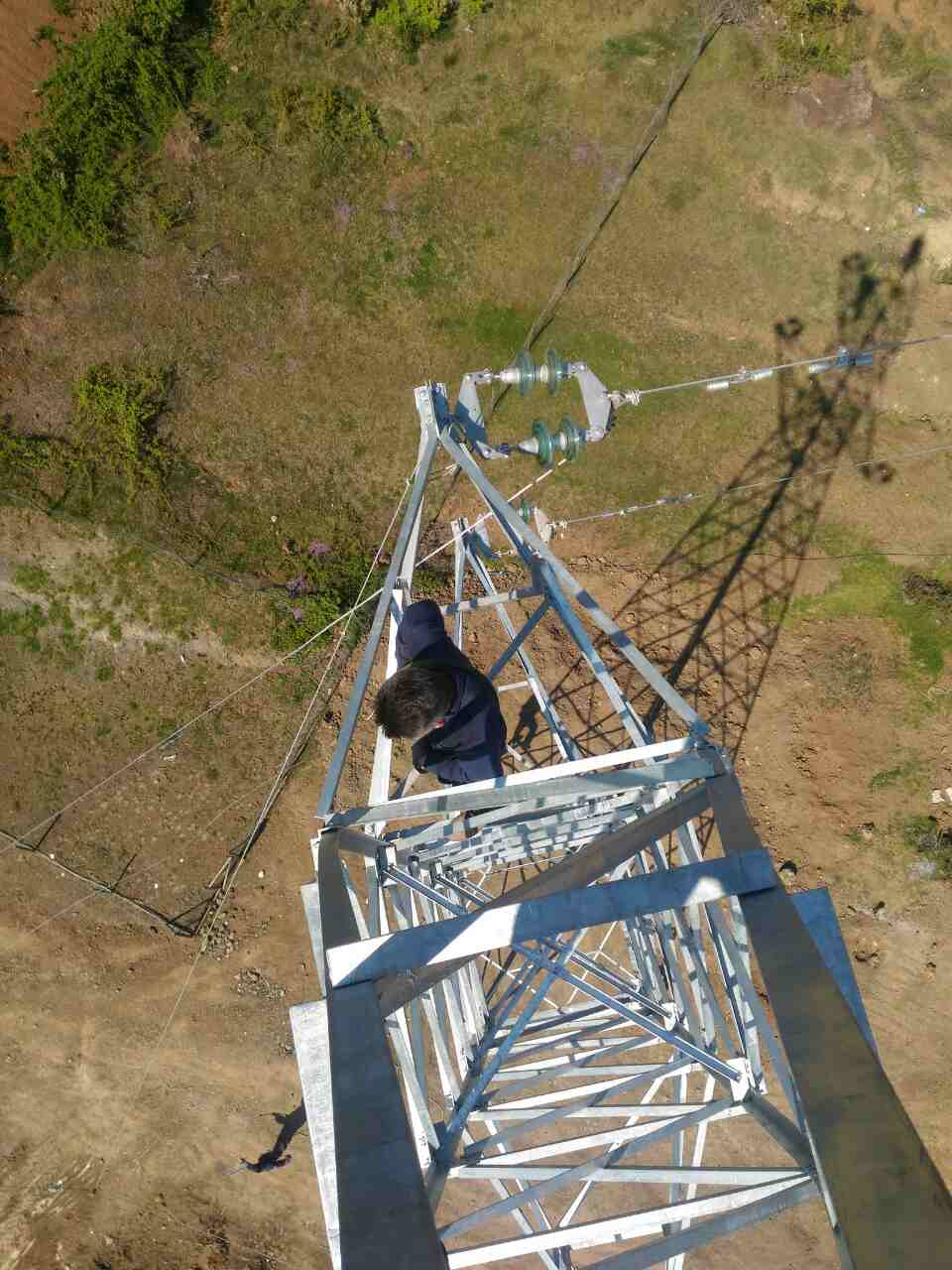 Ndërtimi i linjës 10 kv, që kryqezohet me liqenin