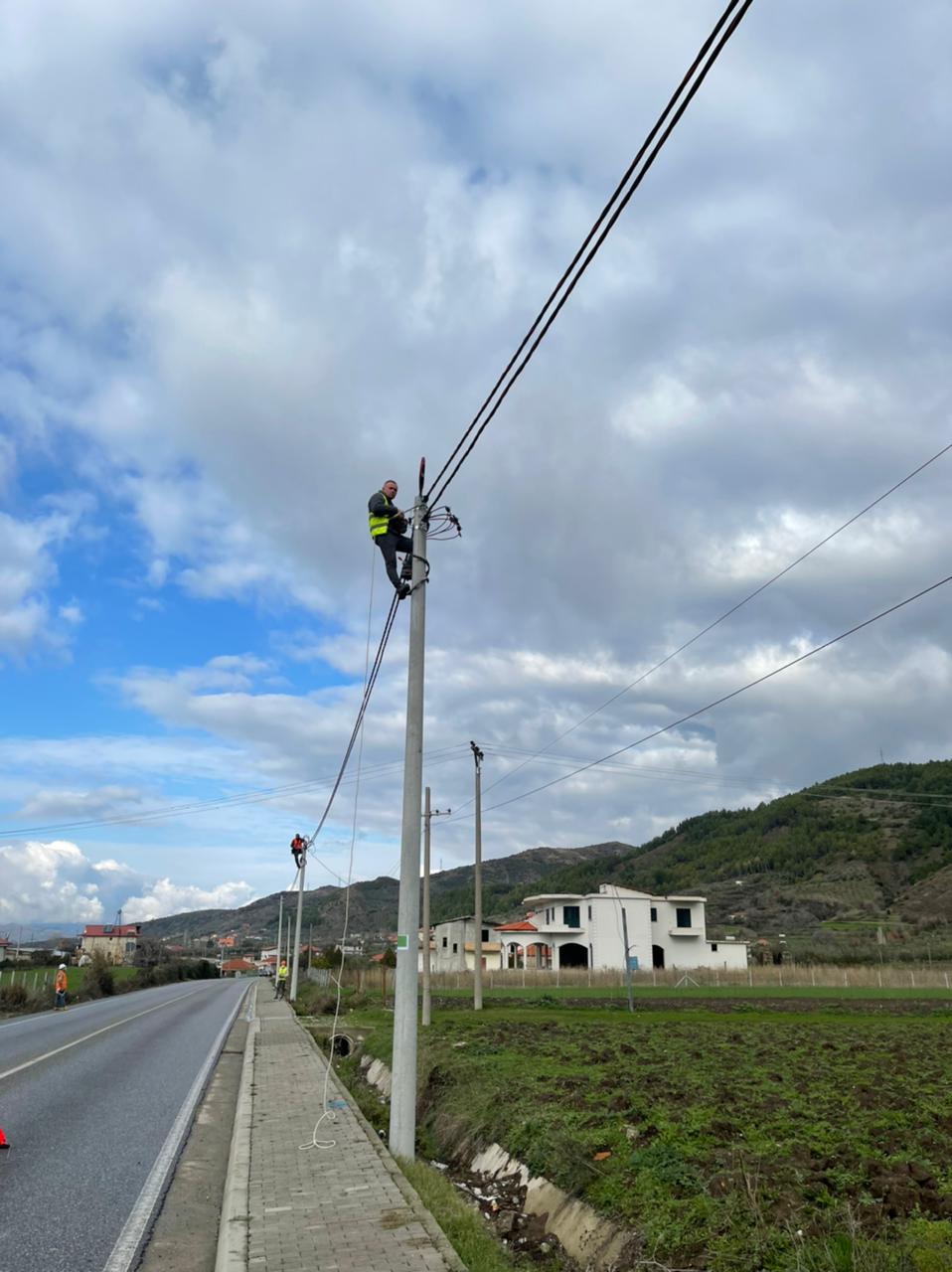 Ndertimi i rrjetit TU me kabell ABC i 20 kabinave Burrel-Klos