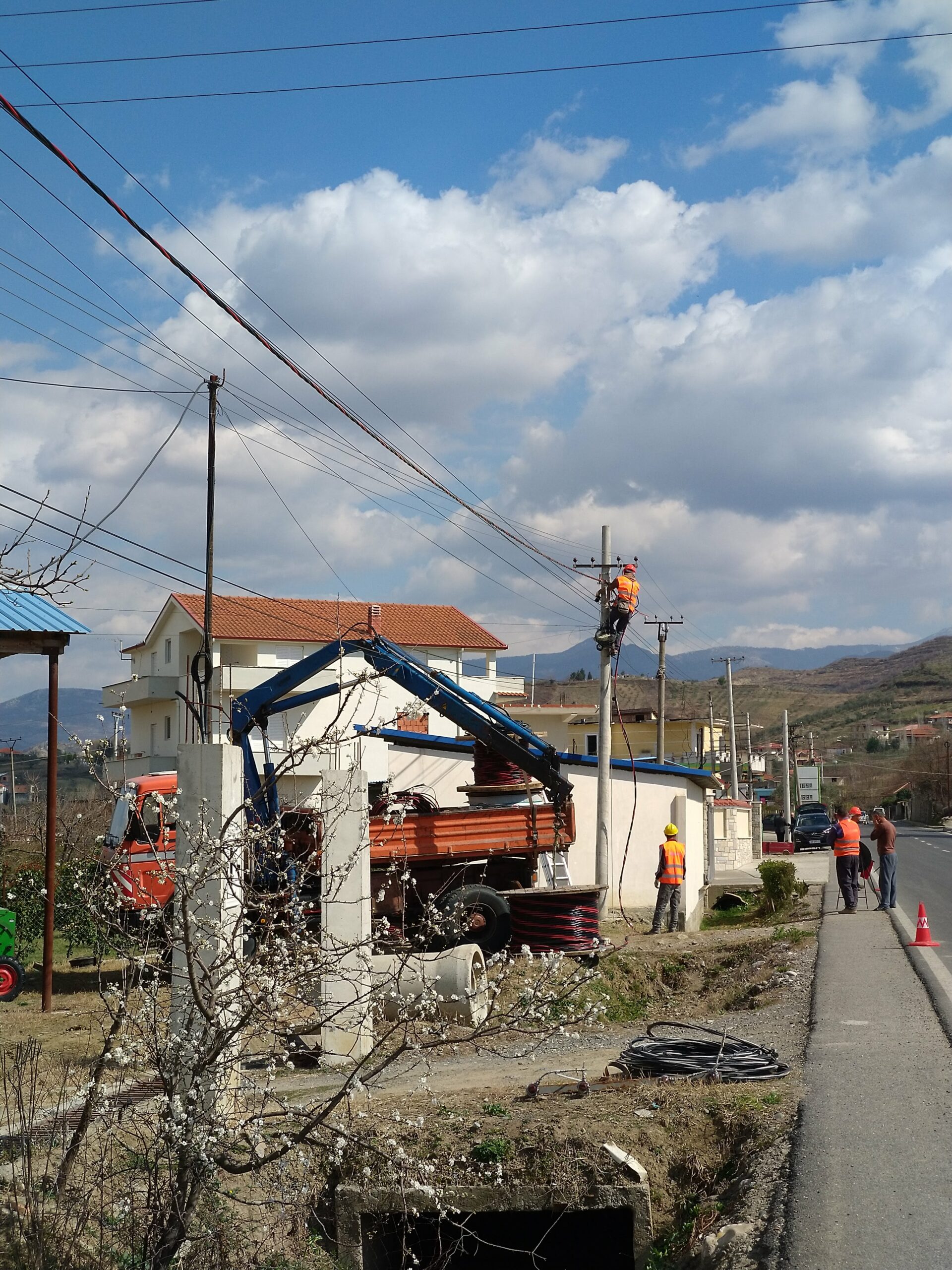 Ndërtimi i rrjetit të TU me kabllo ABC në Elbasan-Cërrik